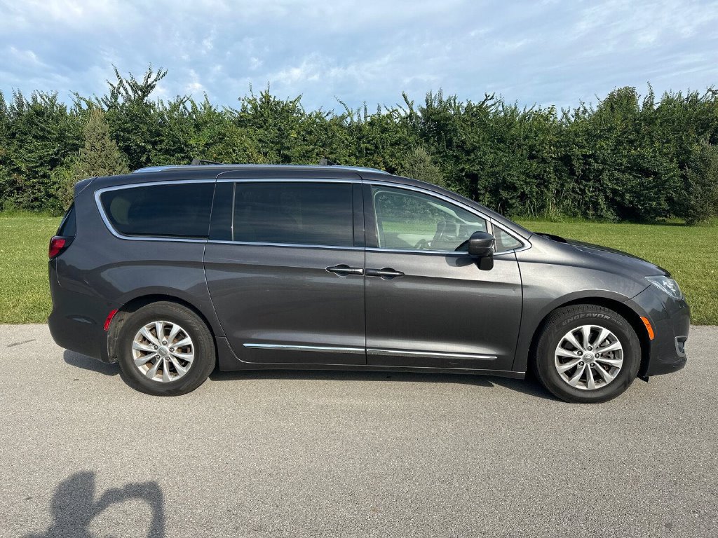 Used 2019 Chrysler Pacifica Touring-L FWD image 12