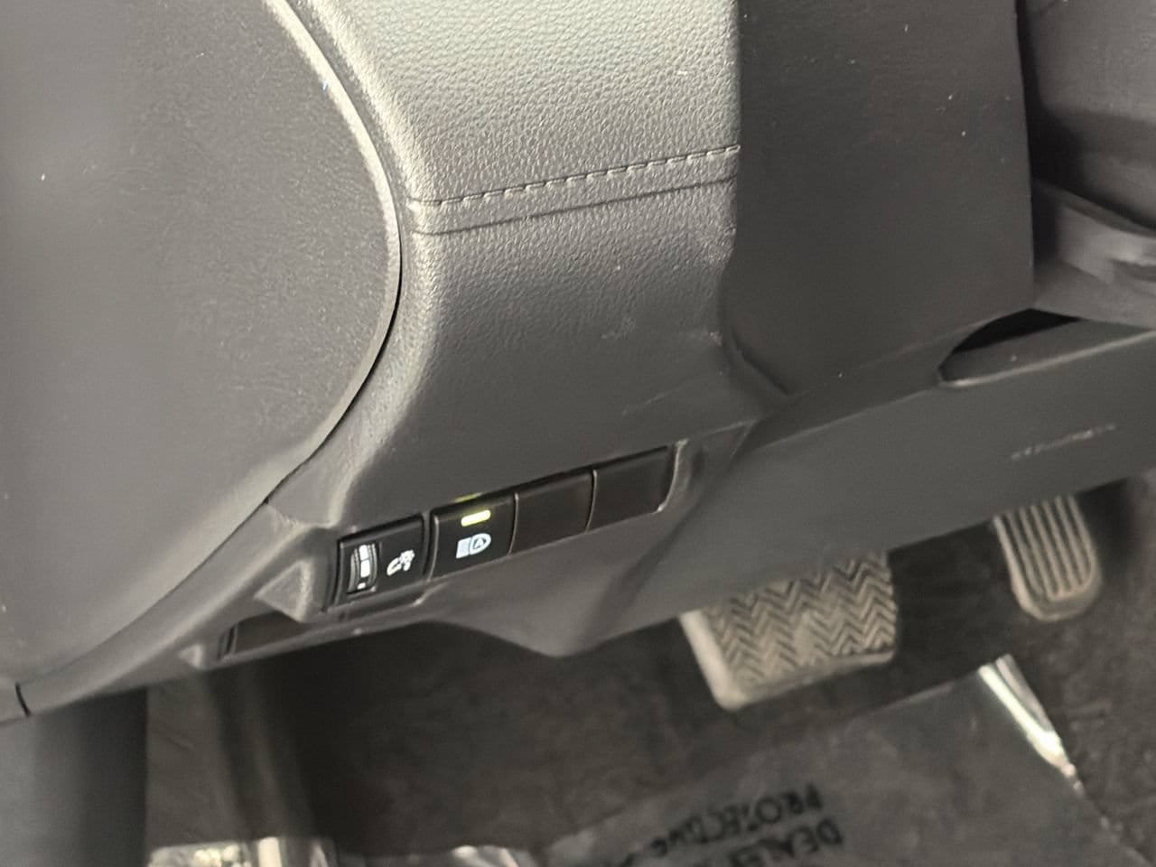 Used 2025 Toyota Corolla Cross LE FWD image 12