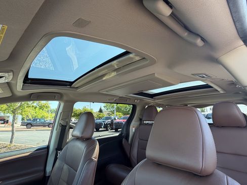Used 2020 Toyota Sienna Limited Premium w/ Carpet Mat Package AWD/4WD image 20