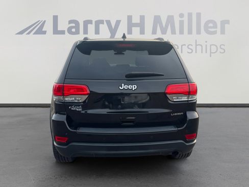 Used 2019 Jeep Grand Cherokee Laredo w/ 18" Wheel & 8.4" Radio Group image 4