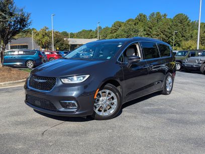 Used 2021 Chrysler Pacifica Touring-L w/ Uconnect Theater Family Group