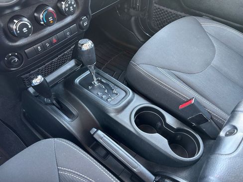 Used 2018 Jeep Wrangler Sahara w/ Connectivity Group AWD/4WD image 18