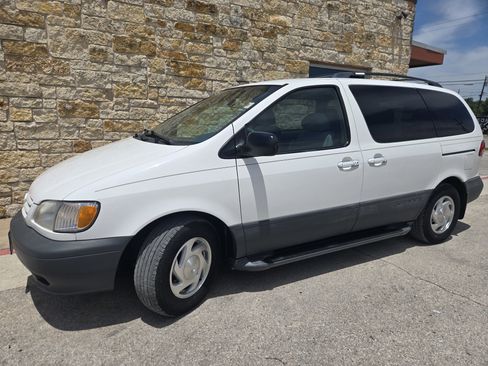 Used 2001 Toyota Sienna LE FWD image 2