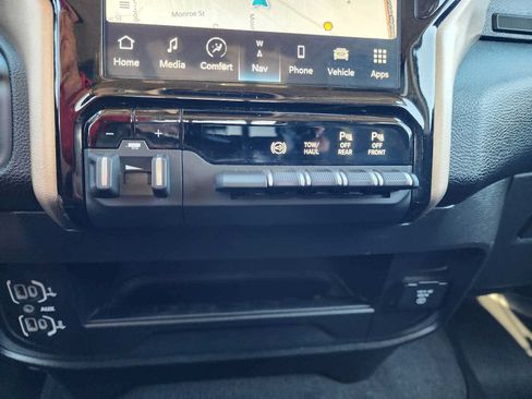 Used 2024 RAM 2500 Laramie AWD/4WD image 25