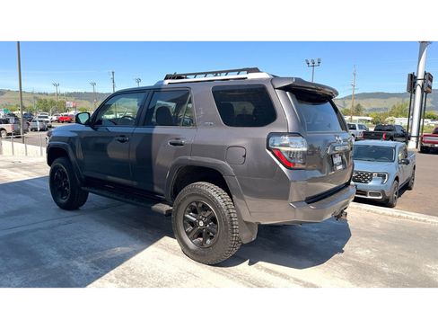 Used 2018 Toyota 4Runner SR5 AWD/4WD image 3