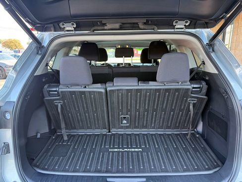 Used 2021 Toyota Highlander LE AWD/4WD image 2