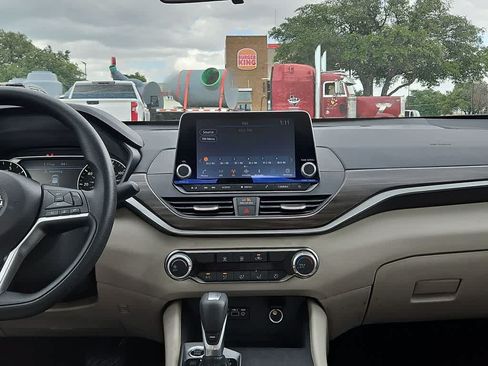 Used 2025 Nissan Altima 2.5 SV FWD image 16