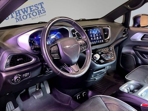 Used 2019 Chrysler Pacifica Limited w/ Advanced Safetytec Group FWD image 17