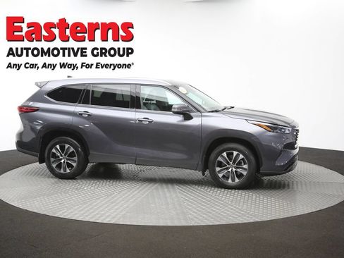 Used 2022 Toyota Highlander XLE AWD/4WD image 48