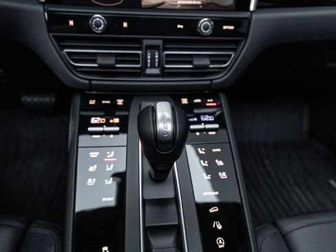 Certified 2025 Porsche Macan AWD/4WD image 22