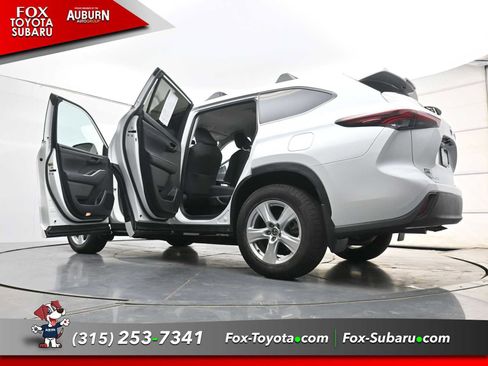 Used 2025 Toyota Highlander LE image 32