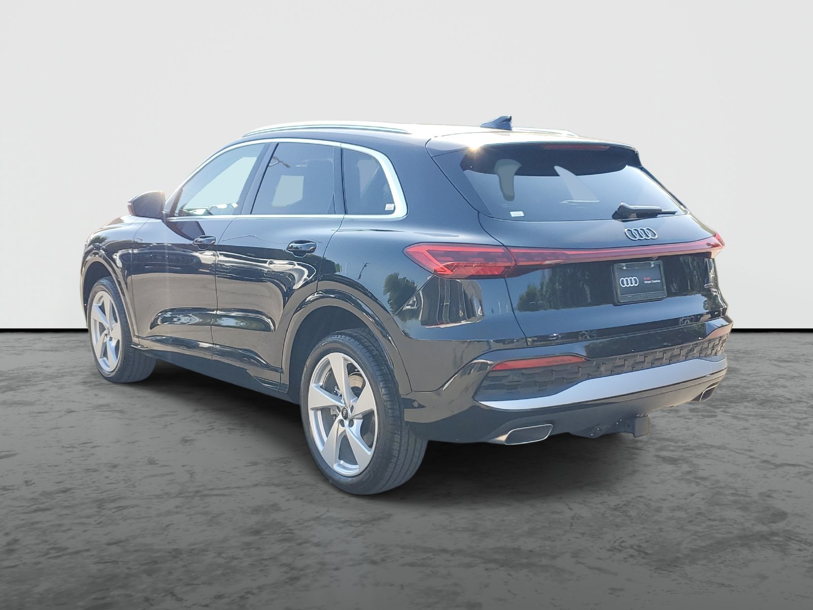 Used 2025 Audi Q5 Premium Plus w/ Premium Plus AWD/4WD image 3