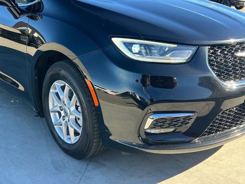 Used 2024 Chrysler Pacifica Touring-L image 10