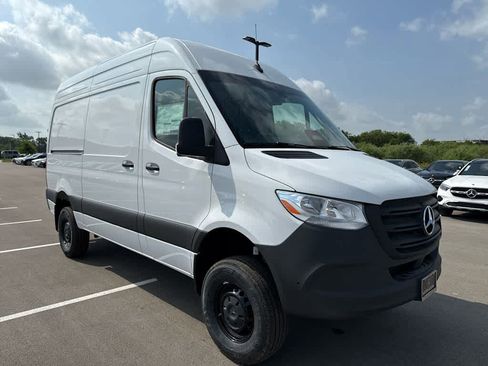 Used 2025 Mercedes-Benz Sprinter 2500 image 4