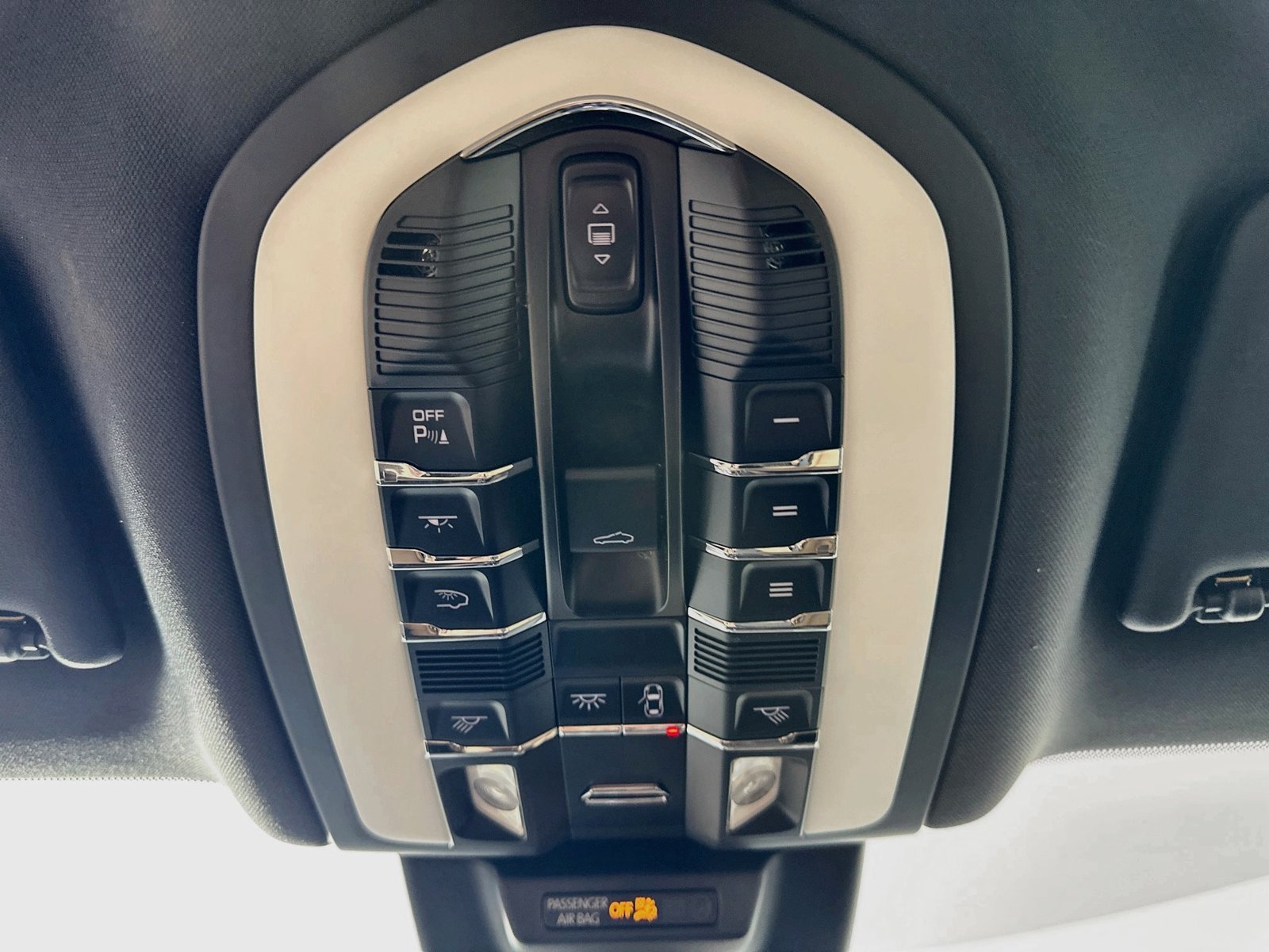Used 2021 Porsche Macan AWD/4WD image 32