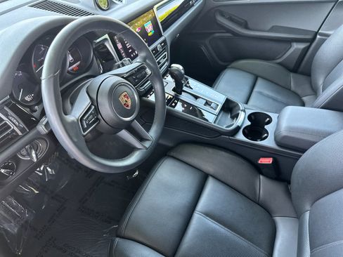 Certified 2025 Porsche Macan AWD/4WD image 4