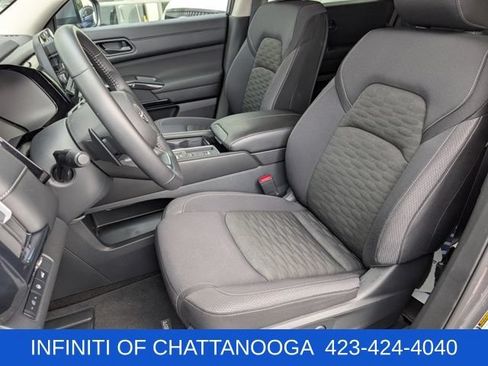 Used 2025 Nissan Pathfinder SV FWD image 5