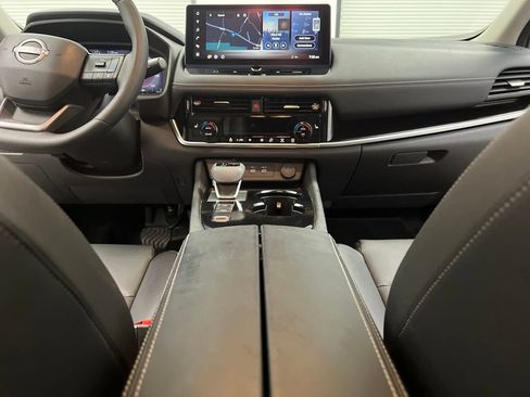 Used 2025 Nissan Rogue SL image 36