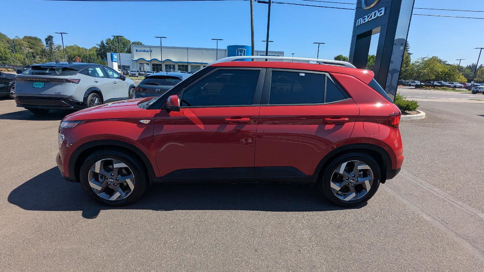 Used 2022 Hyundai Venue SEL FWD image 3