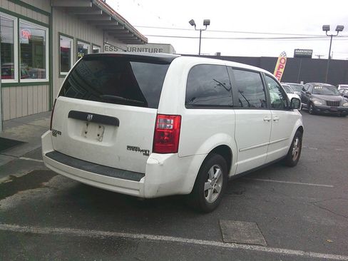 Used 2010 Dodge Grand Caravan SE image 4