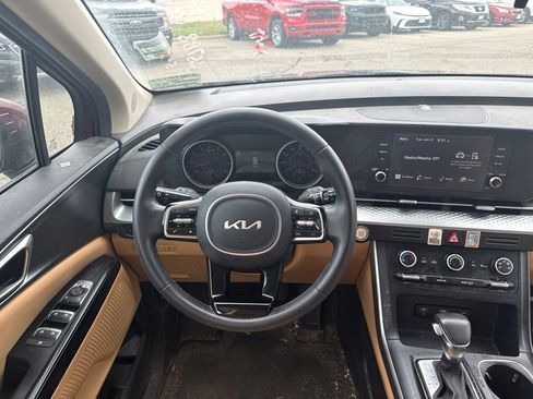 Used 2024 Kia Carnival LX FWD image 12