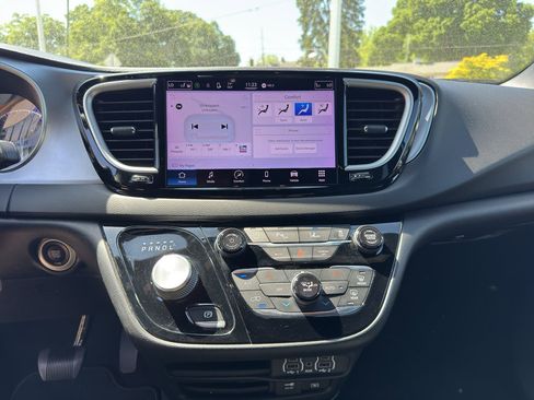 Used 2022 Chrysler Pacifica Touring-L w/ S Appearance Package FWD image 16