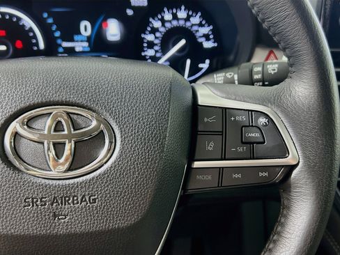 Used 2025 Toyota Sienna XLE FWD image 19