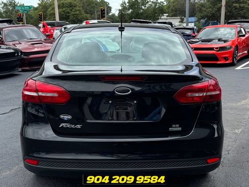 Used 2018 Ford Focus SE w/ SE Appearance Package FWD image 5