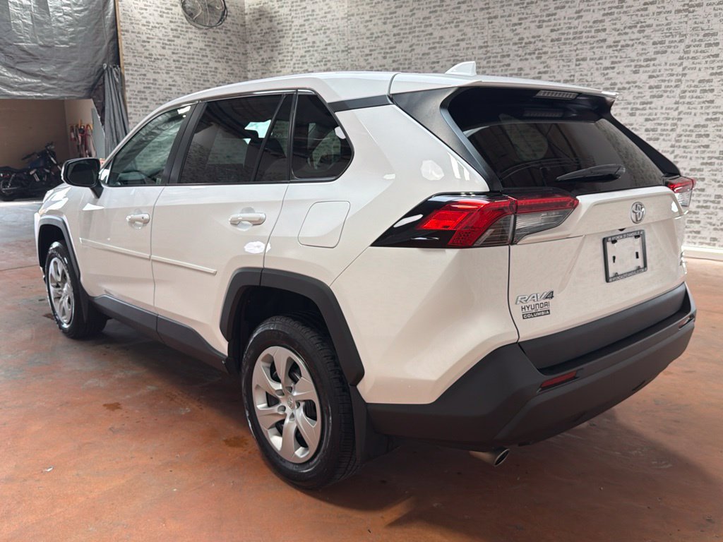 Used 2022 Toyota RAV4 LE AWD/4WD image 5
