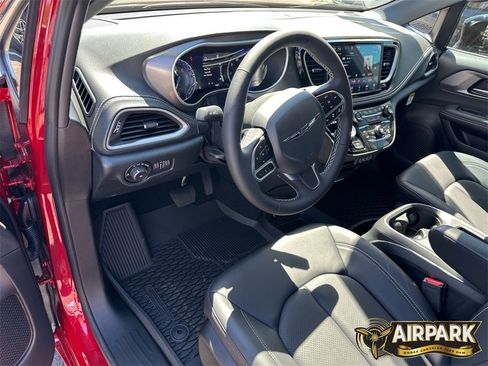 New 2025 Chrysler Pacifica Select image 16