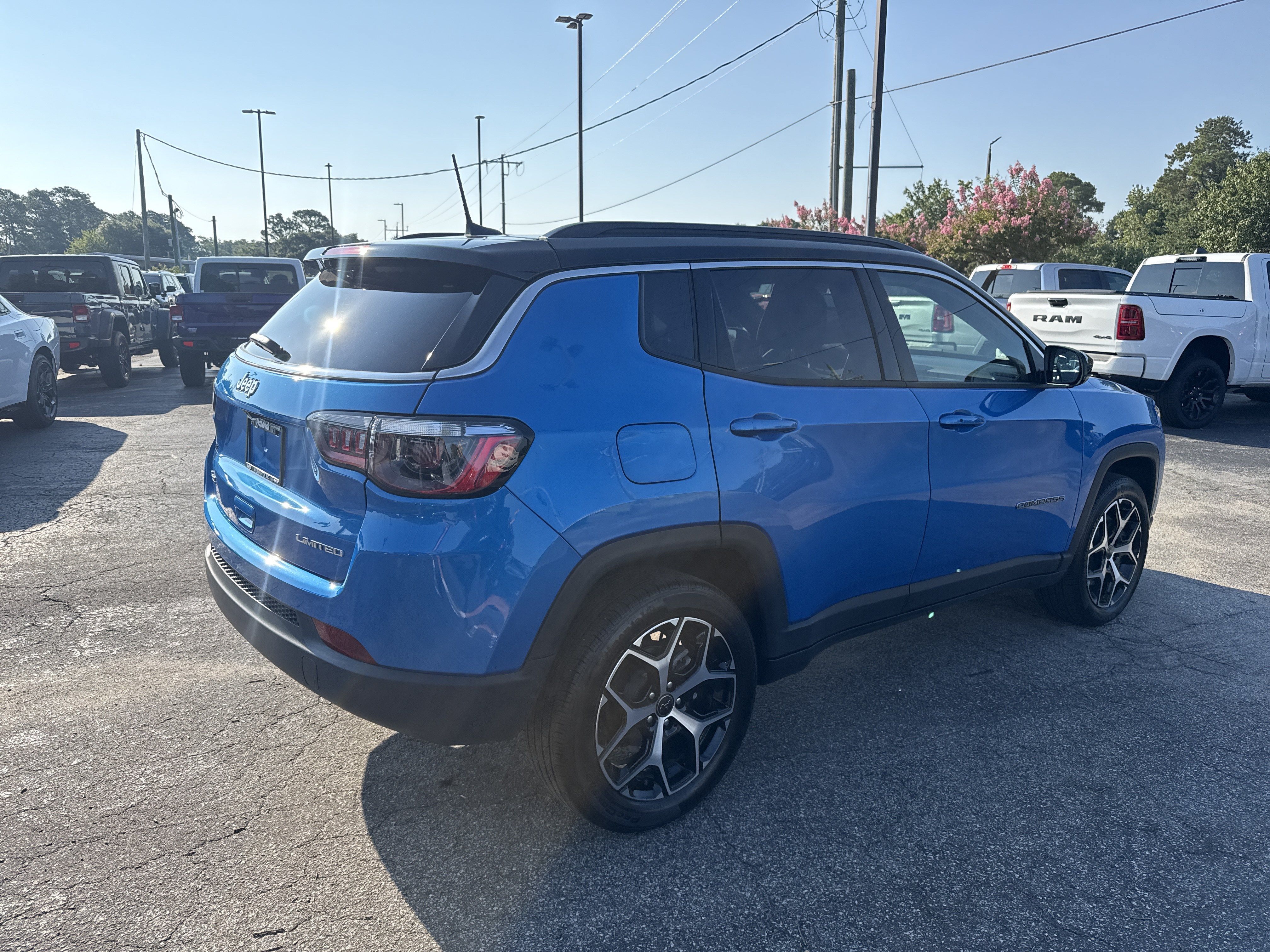 Used 2025 Jeep Compass Limited AWD/4WD image 15