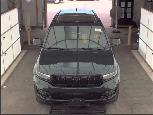 Used 2024 Jeep Wagoneer L Series II w/ Convenience Group I AWD/4WD image 3