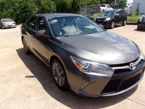 Used 2016 Toyota Camry SE FWD image 2