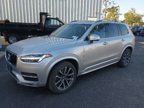 Used 2019 Volvo XC90 T5 Momentum w/ Multimedia Package AWD/4WD image 2