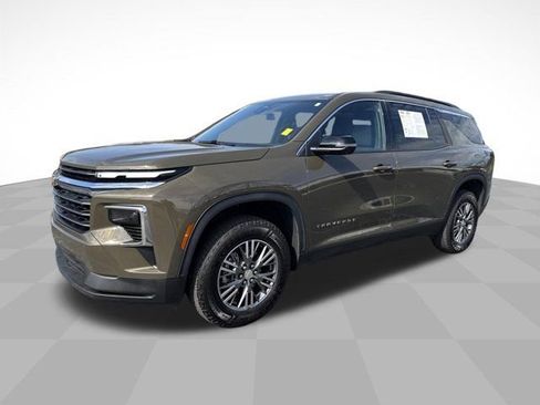 Used 2024 Chevrolet Traverse LT image 1