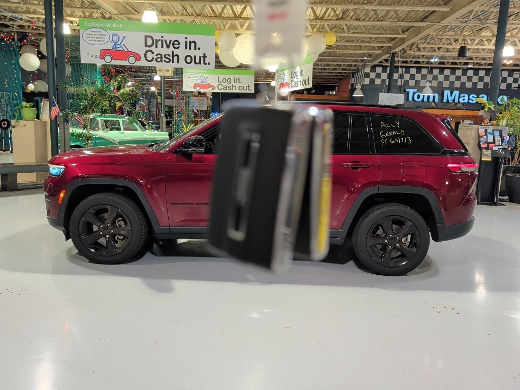 Used 2023 Jeep Grand Cherokee Altitude AWD/4WD image 4