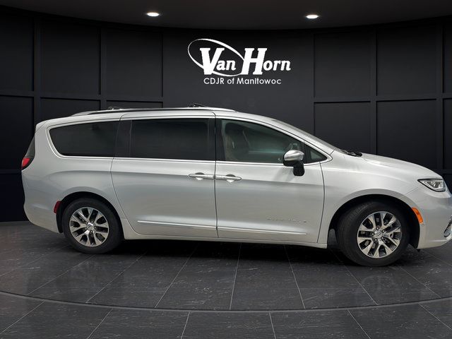 Used 2023 Chrysler Pacifica Pinnacle FWD image 8