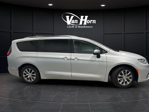 Used 2023 Chrysler Pacifica Pinnacle FWD image 8