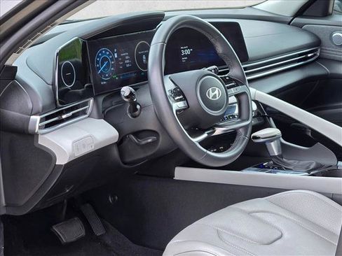 Used 2025 Hyundai Elantra Limited FWD image 9