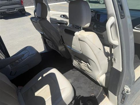 Used 2020 Chrysler Pacifica Touring-L Plus FWD image 13