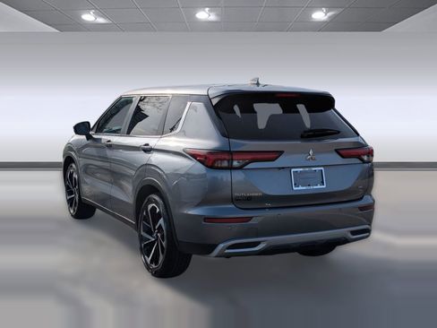 Used 2024 Mitsubishi Outlander SE image 3