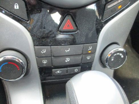 Used 2011 Chevrolet Cruze LS image 28