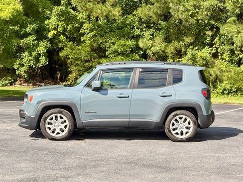 Used 2017 Jeep Renegade Latitude w/ Popular Equipment Group FWD image 3