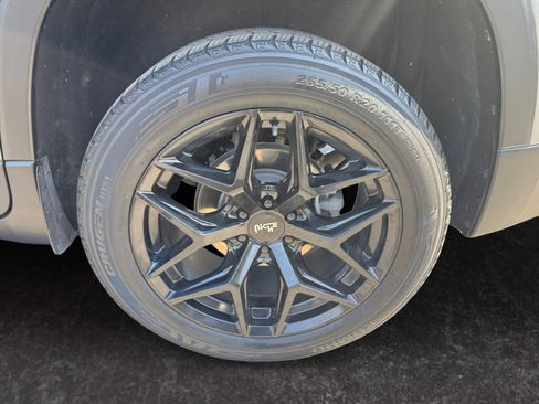 Used 2021 Chevrolet Traverse LS FWD image 14