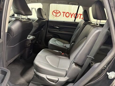 Used 2024 Toyota Grand Highlander AWD image 17