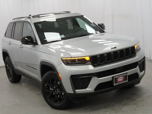 New 2026 Jeep Grand Cherokee Altitude image 8