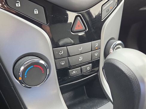 Used 2014 Chevrolet Cruze LS FWD image 12