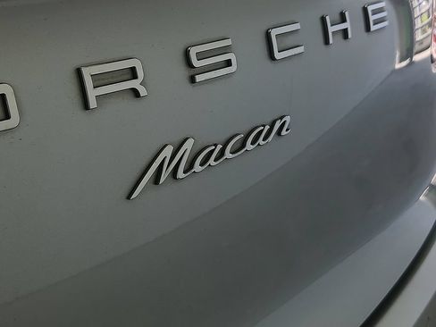 Used 2018 Porsche Macan AWD/4WD image 32