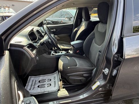 Used 2018 Jeep Cherokee Latitude w/ Altitude Package image 9