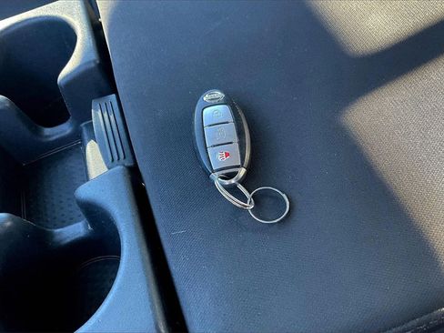 Used 2018 Nissan Titan SV image 10